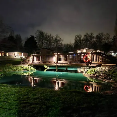 펜션 Enzo's With Hot Tub *