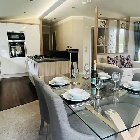 Enzo's With Hot Tub *