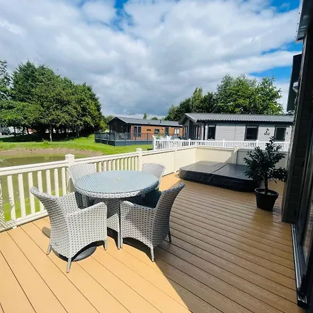 Enzo's With Hot Tub 펜션 *