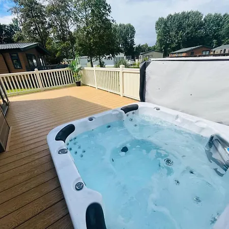 펜션 Enzo's With Hot Tub