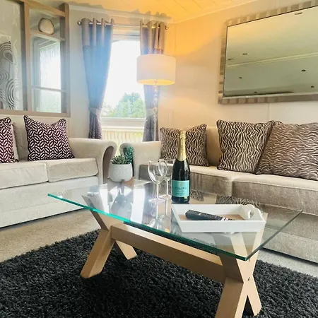 Enzo's With Hot Tub 펜션 요크