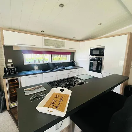 Enzo's With Hot Tub 요크