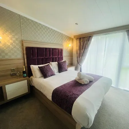 Enzo's With Hot Tub 펜션