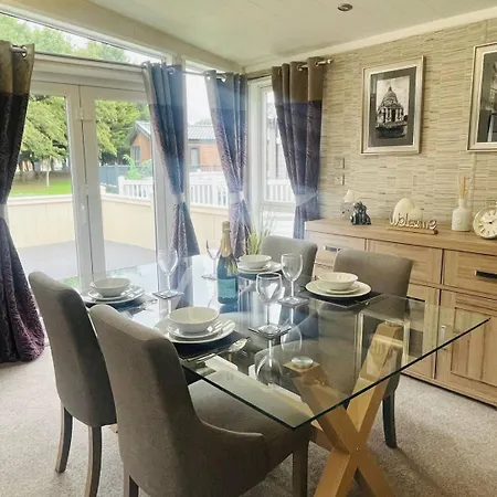 펜션 Enzo's With Hot Tub *