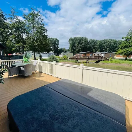 Enzo's With Hot Tub 펜션 요크