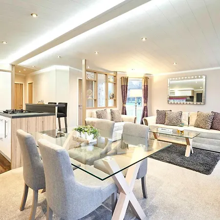 Enzo's With Hot Tub *