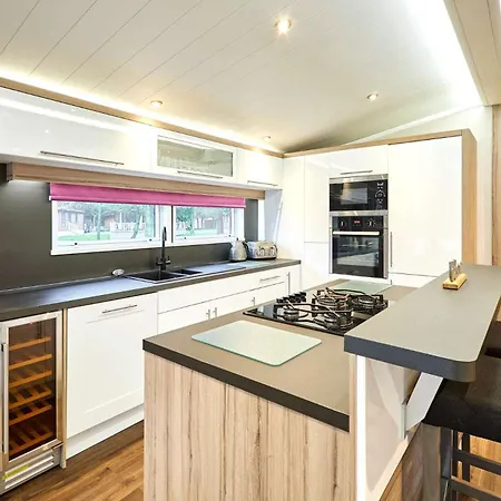 Dom wakacyjny Enzo's With Hot Tub