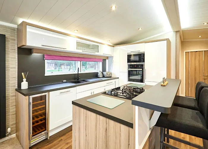 Dom wakacyjny Enzo's With Hot Tub