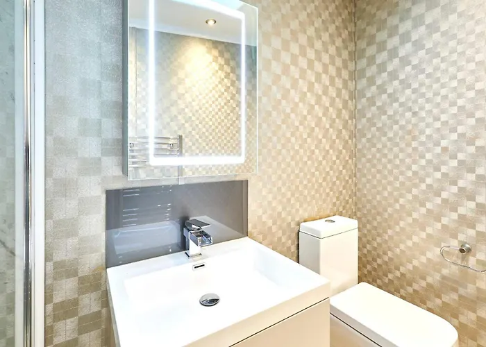 Enzo's With Hot Tub *